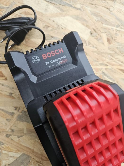 Bosch Set 2 acumulatori 18v + incarcator