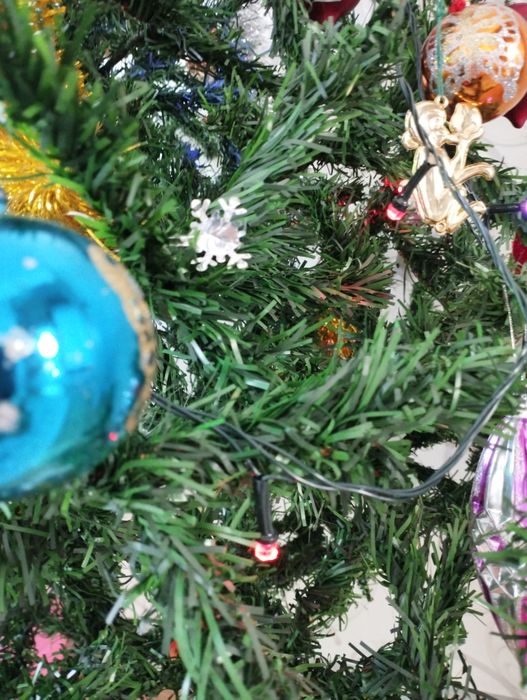 Продам елку с  игрушками.срочно