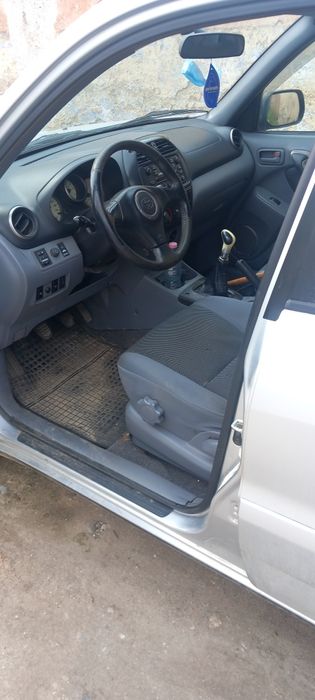 Продавам Toyota Rav4