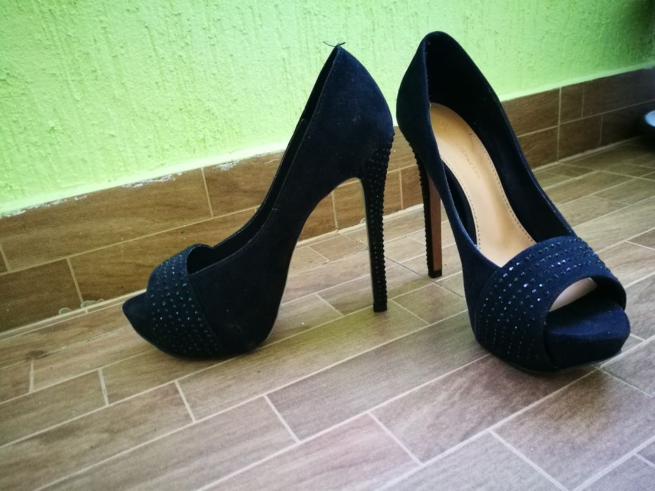 Обувки с черни камъни на ток Stradivarius