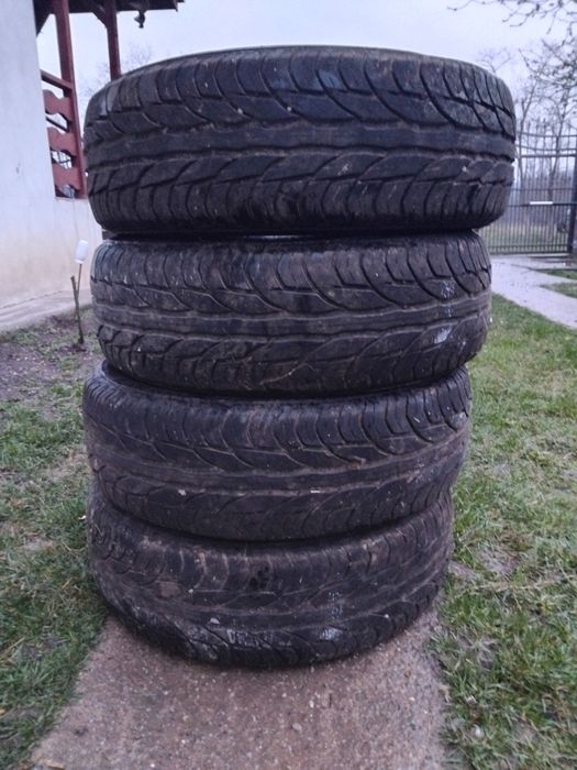 Vând 4 anvelope mașină