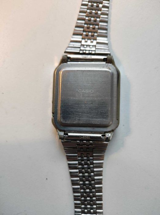 Продават се ретро ръчни електронни часовници с калкулатор CASIO