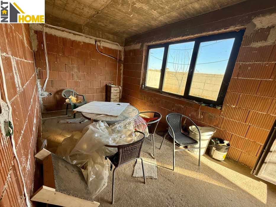 Самостоятелна триетажна къща с гаражи и дворно място