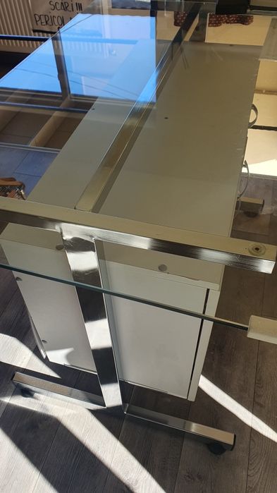 Vand mobilier magazin haine 1000 lei