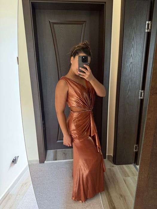 Ефектна вечерна рокля в меден цвят