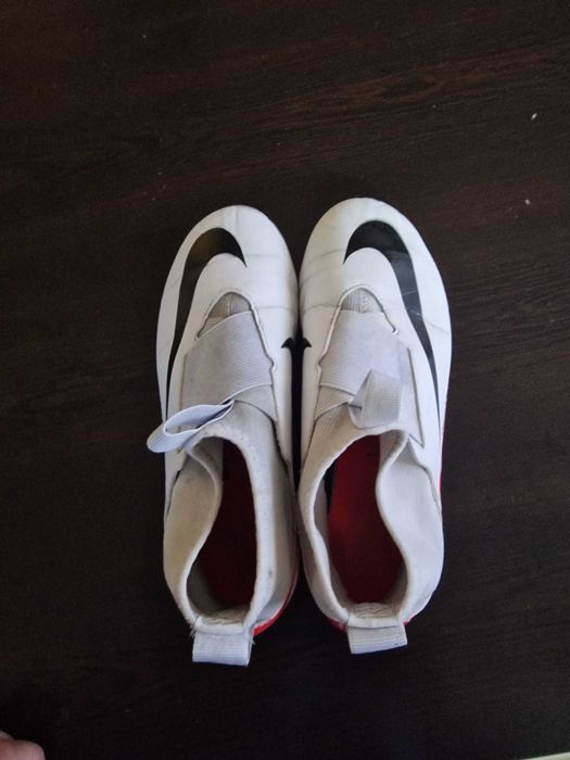 Детски футболни бутонки