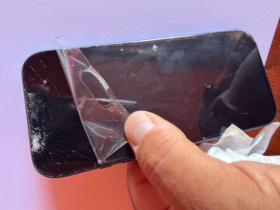 Vand iphone 17 pro cu sticla de la display sparta ( nu afecteaza functionalitatea)