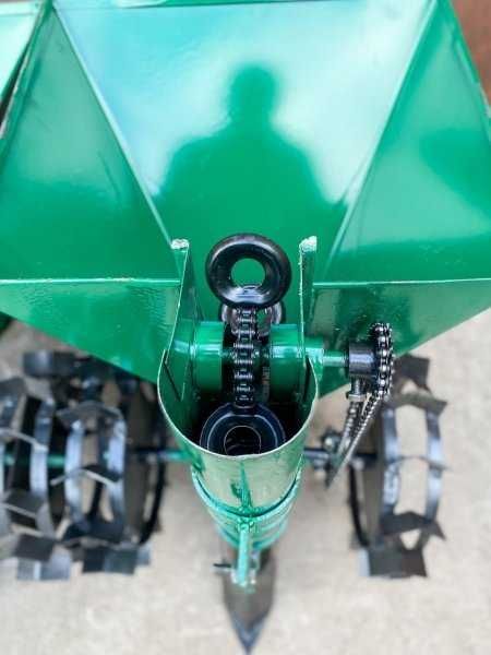 Semanatoare de plantat cartofi cu fertilizator motocultor
