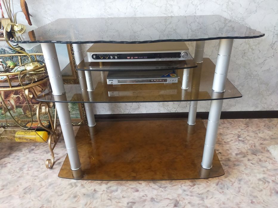 Стеклянный стол под телевизор