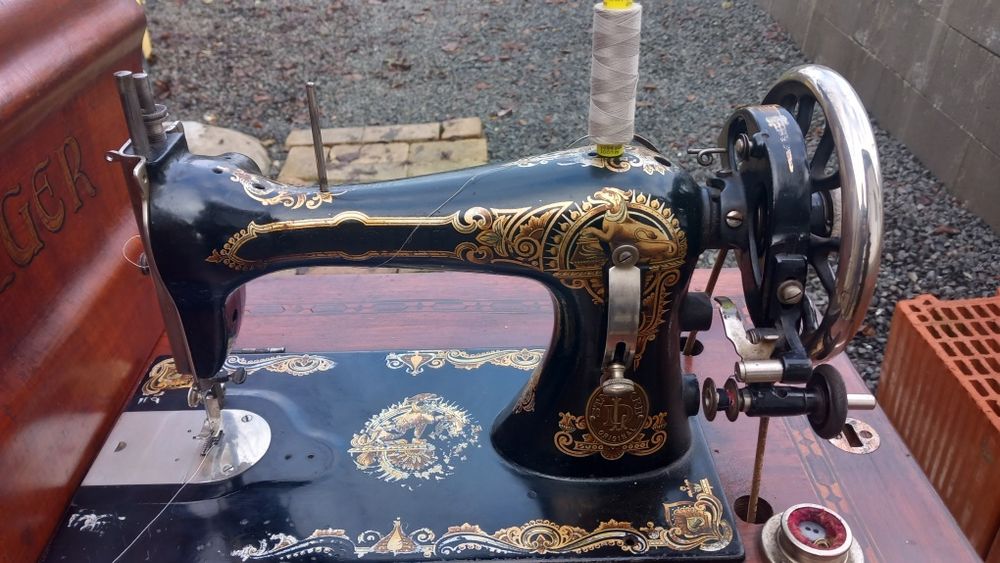 Vând mașină de cusut Singer