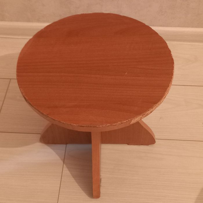 Продаётся маленький стульчик/табуретка