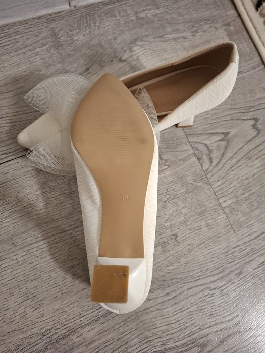 Белые модные туфли