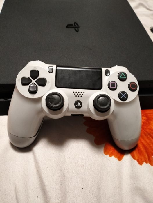 Vând PS4 slim cu 500gb