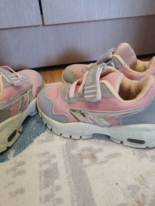 Продам кроссовки для девочек