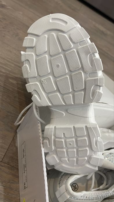 Нови маратонки с камъни