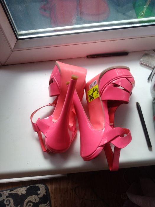 Продаю новые босоножки