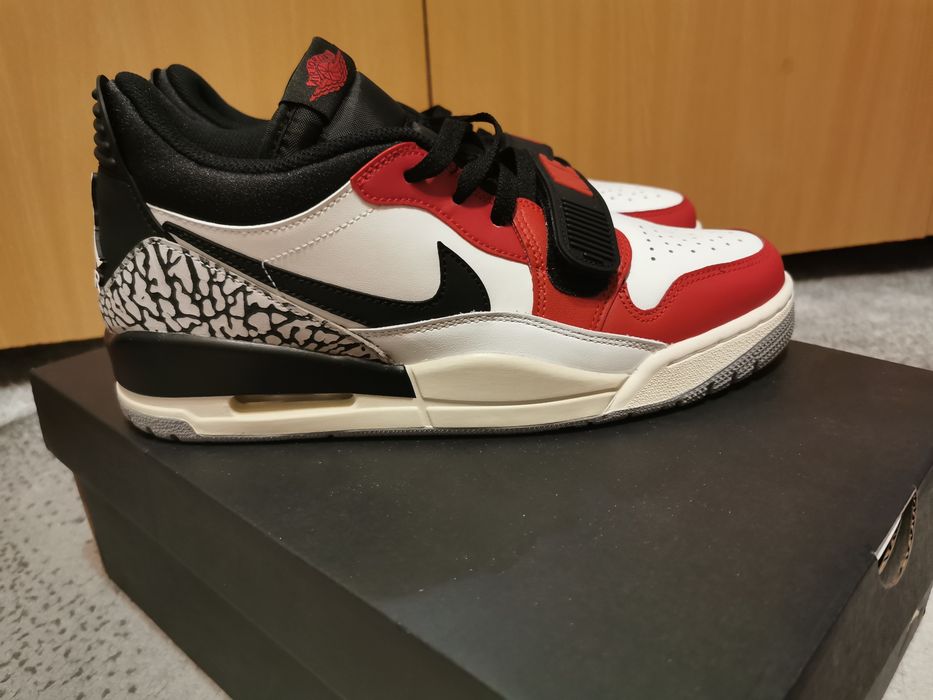 Vând Nike Jordan