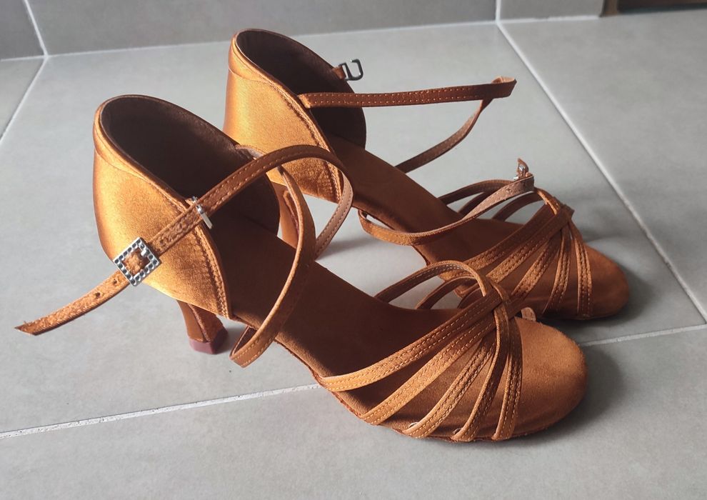 Обувки за латино танци