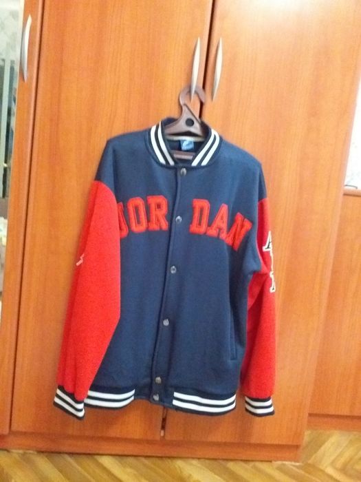 Продаётся мужской бомбер,размер 46-48.