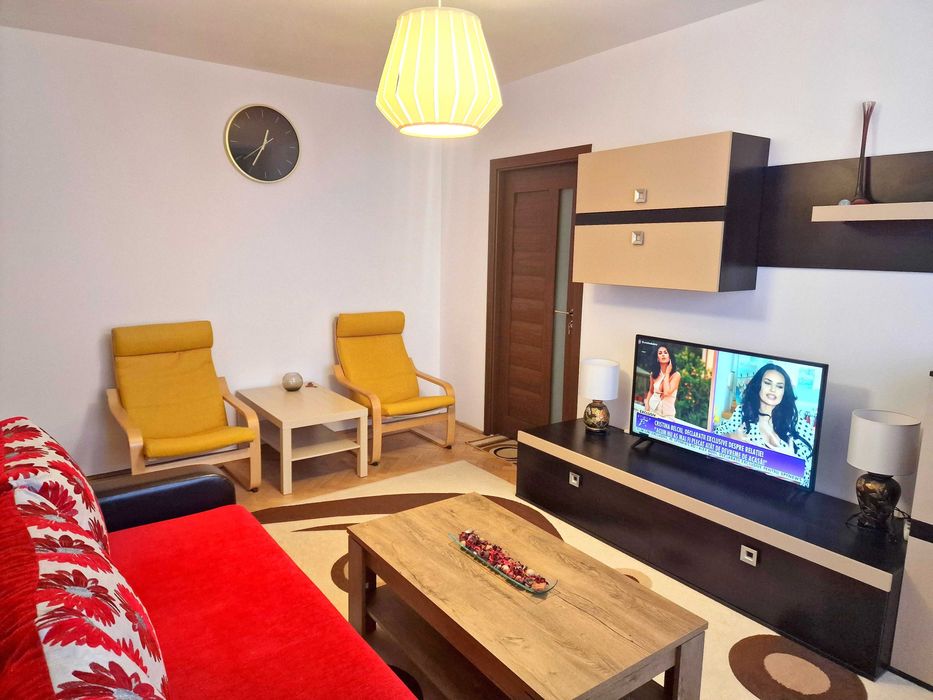 Inchiriez apt. 2 camere et. 1 central. Renovat și modern.