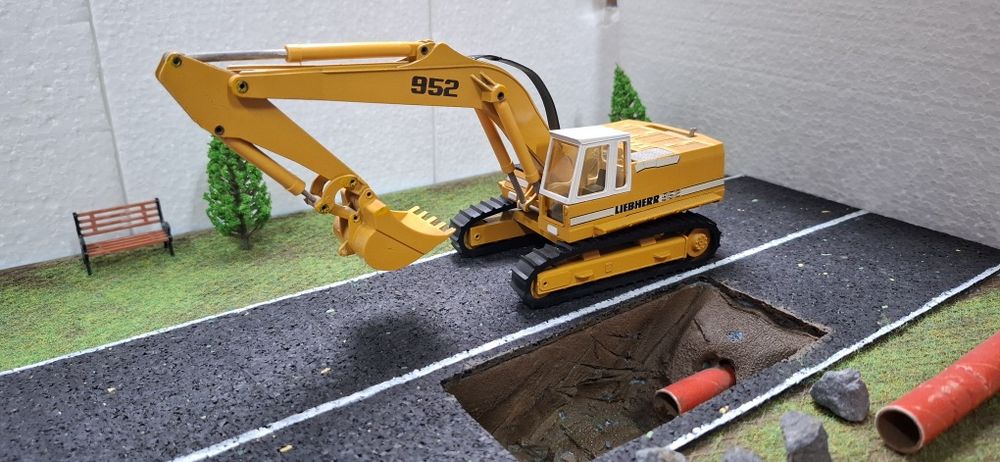 Macheta excavator LIEBHERR,scara 1:50