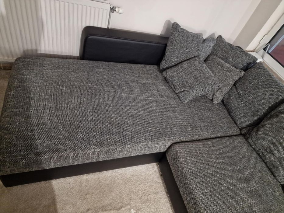 Ъглов диван в сив цвят