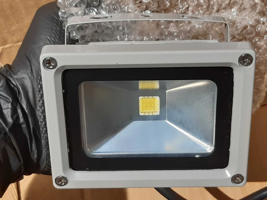 proiectoare noi led metalice  calitate lumina rece  nu plastic