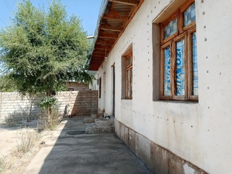 Uy sotiladi 2 xonali yer maydoni 7 sotix