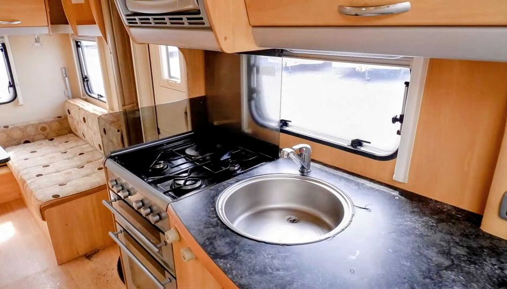 Продавам пет местна каравана „Sterling Eccles Sapphire“ 2010г. с МОТОРМУВЪР И ФОРСЕЛТ!