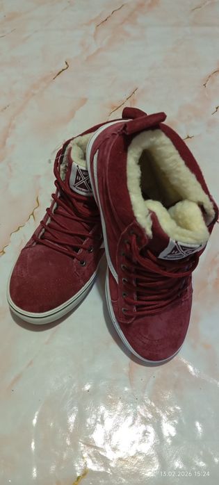 Кеды Vans утеплённые.