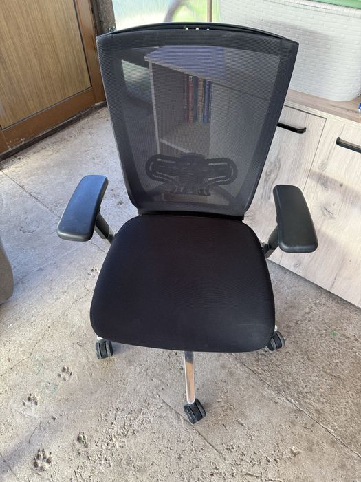 Продавам офис стол Sidiz T50