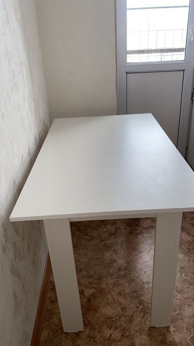 Продам стол белый новый