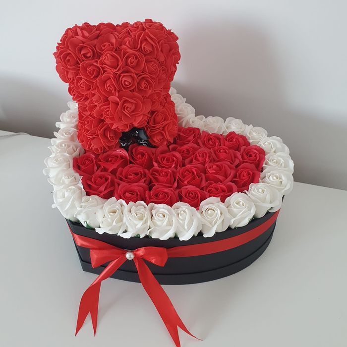 Trandafiri in cutie cu ursulet