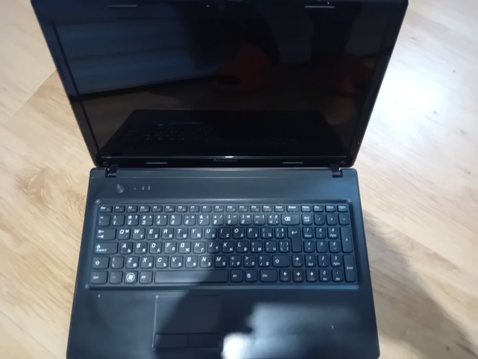 Лаптоп Леново  подарък ползван е няколко пъти  като нов