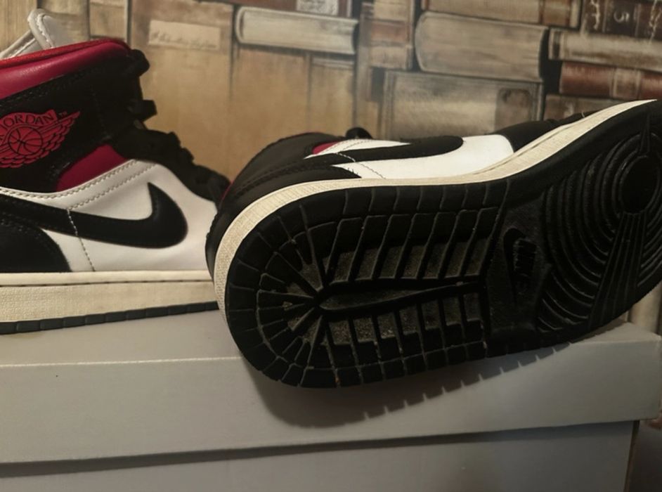 Jordan 1 mid gym red