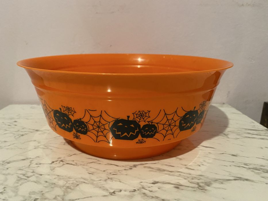 Продавам купа за лакомства