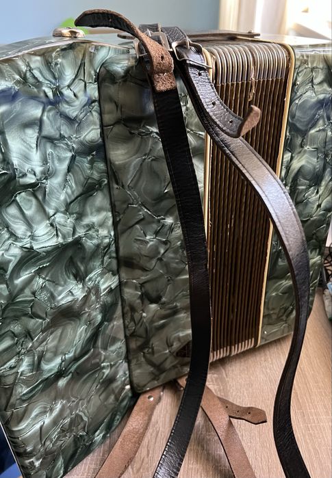 Продавам акордион 40 баса