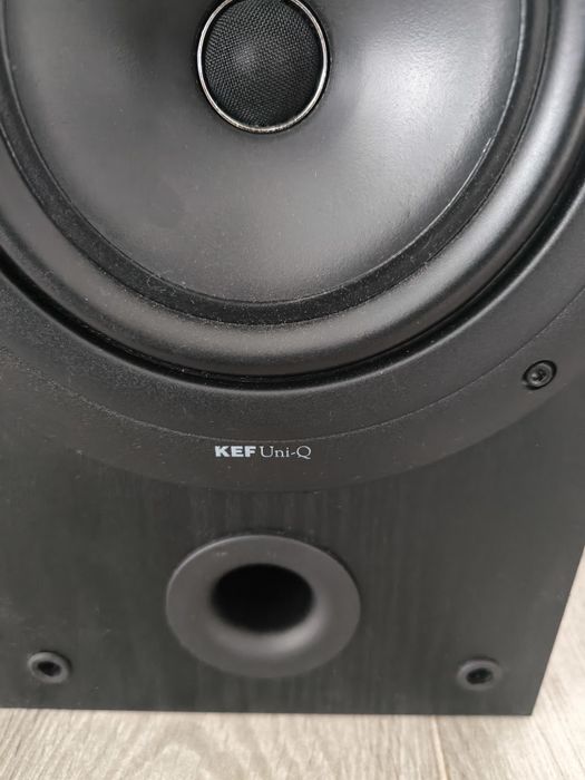 Boxe England KEF Q10