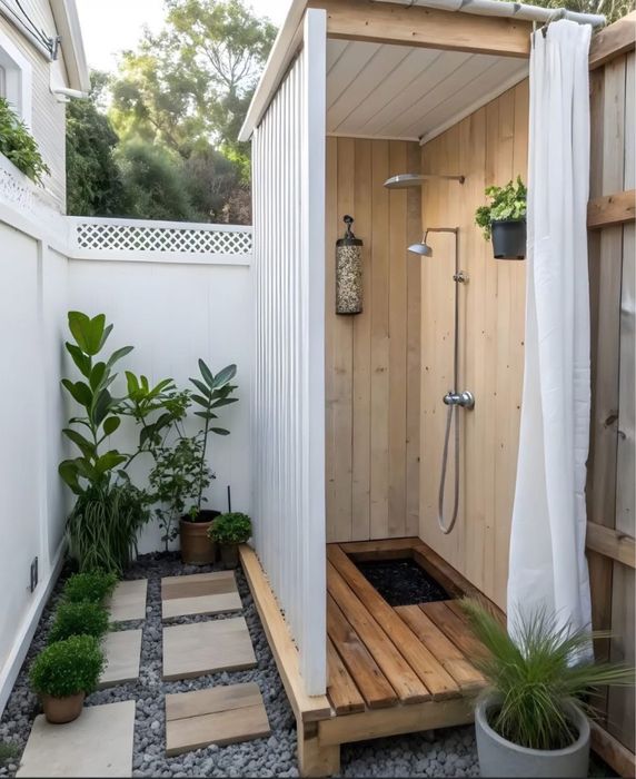 Душ из дерева для улицы