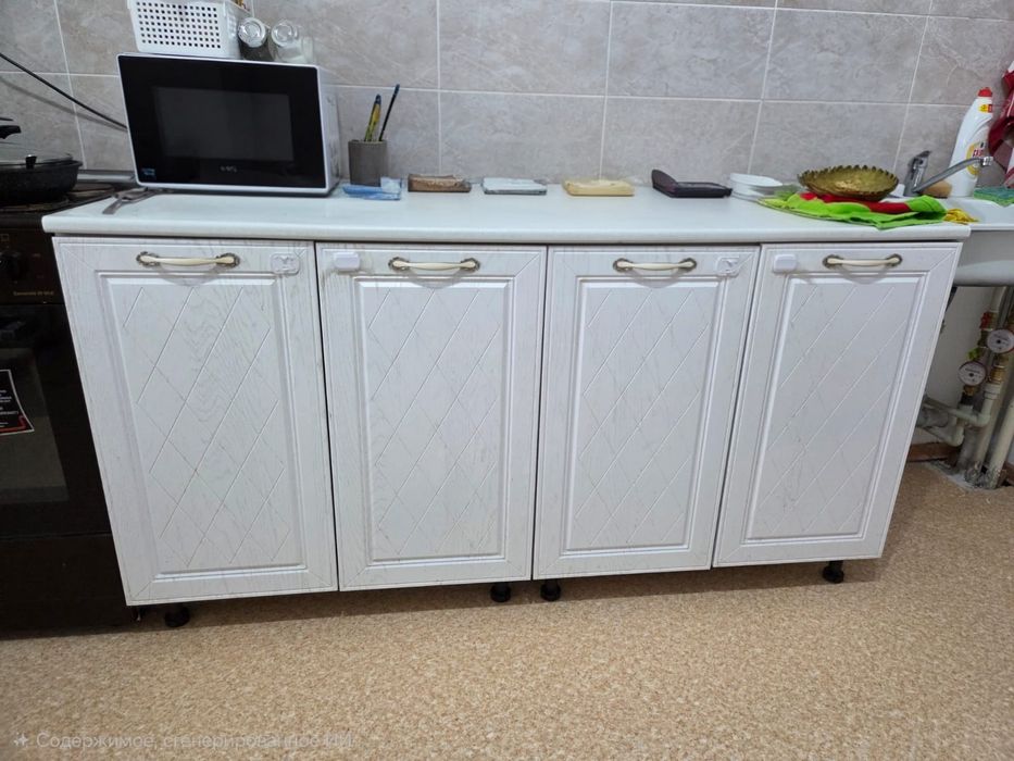 Шкаф и них кухни, бонусом стол со стульями  Зета