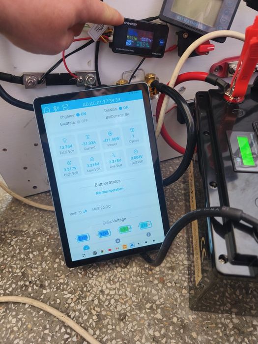 Lifepo4 12v 100ah батерия с блутут и една голяма