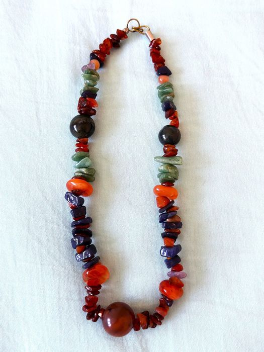 Продавам стилни колиета от полускъпоценни камъни,естествени перли