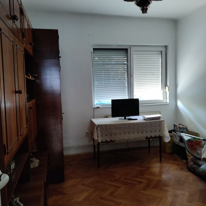 Vand casa la curte comuna in zona centrala  Dej