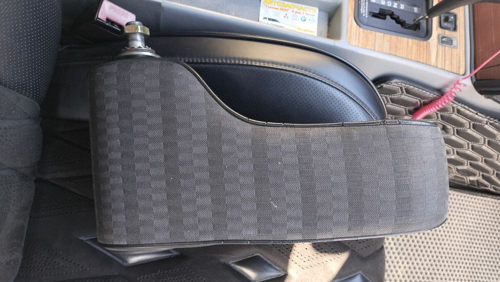 Мерседес 190е подлокотник 20 мын