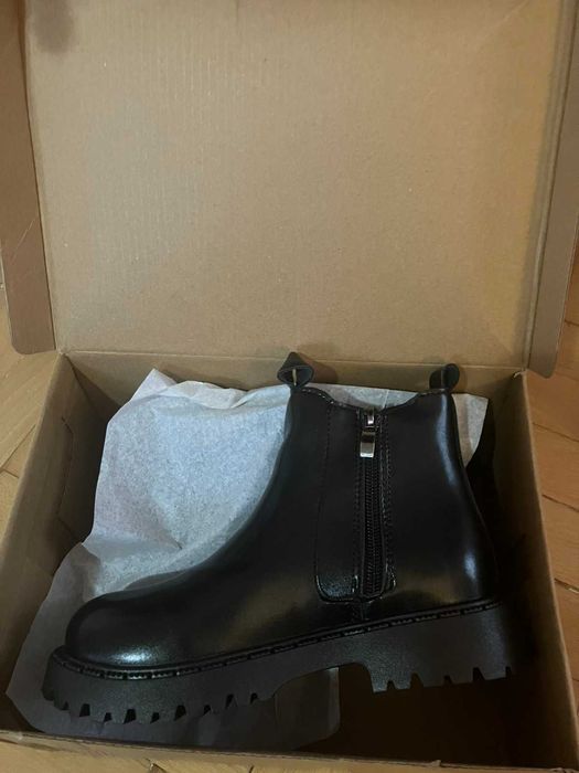 НОВО! Черни боти тип "Челси" размер 33