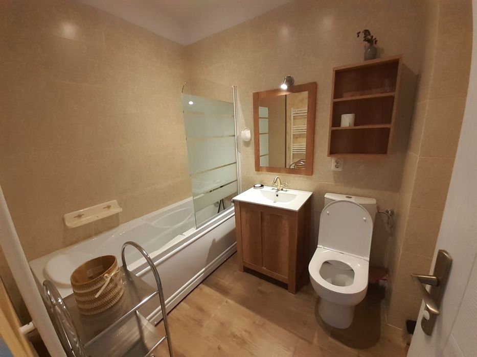 Apartament de inchiriat 2 camere, 2 bai, zona centrala Foresti