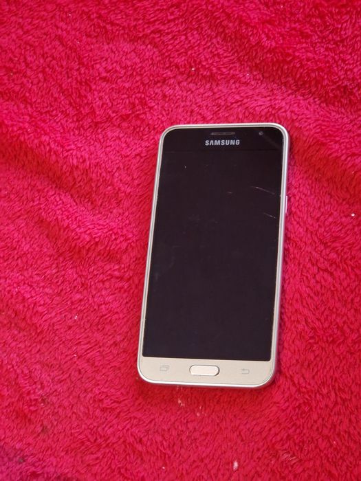 Telefon cu touchscreen fisurat