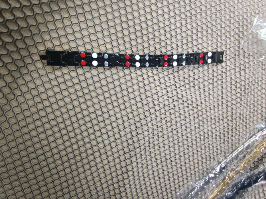 Продавам Магнитни гривни от титан