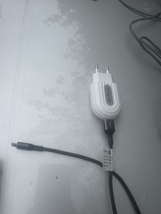 Аксесоари за iPhone: Зарядни, Lightning към AUX кабели и преходници
