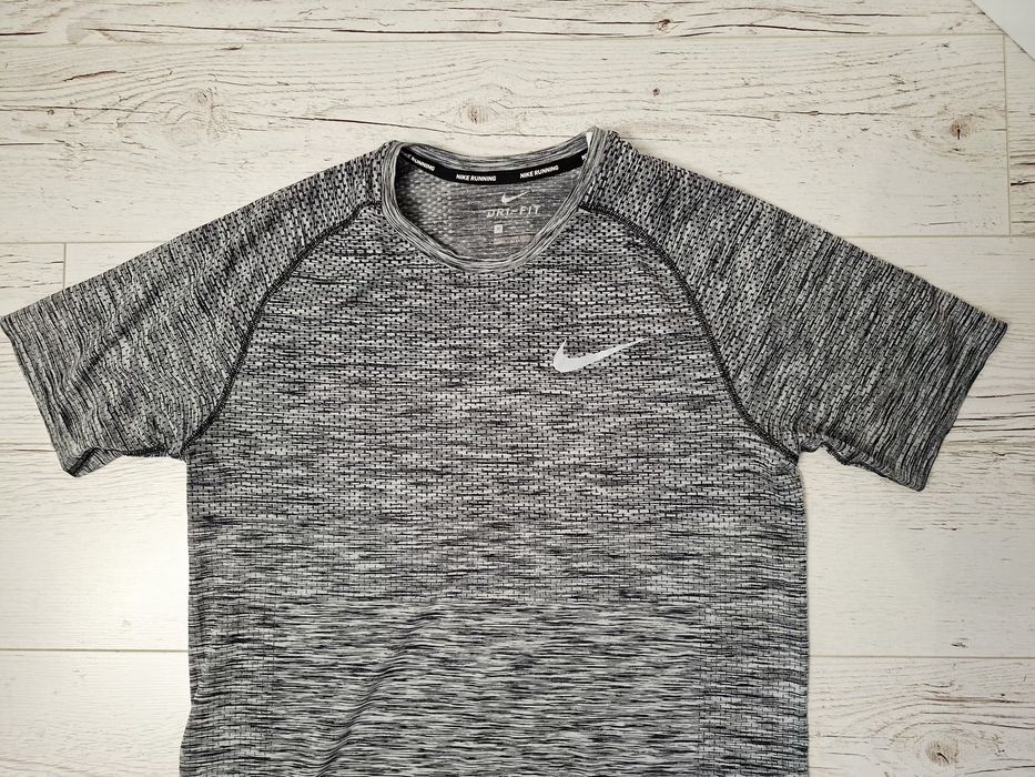 Nike Dry Fit-Ориг. Безшевна тениска